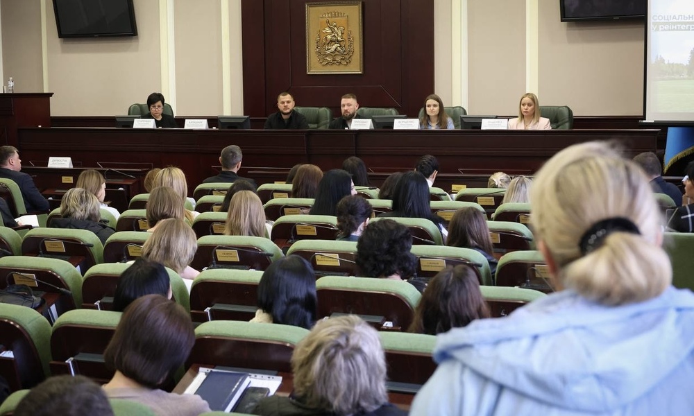 У Київській області продовжують розбудовувати системну та людяну модель взаємодії з ветеранами. Важливим кроком у цьому напрямі стало підписання Меморандуму про співпрацю між обласною адміністрацією та громадською організацією «Київська школа державного управління імені Сергія Нижного». Документ визначає стратегічні напрями спільної роботи з підтримки ветеранів, їхніх родин та родин полеглих Захисників.