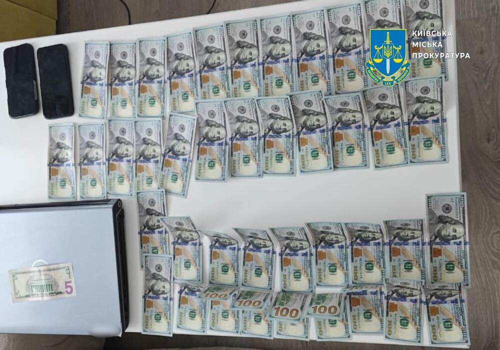 Фальшиві долари за iPhone: трьом зловмисникам повідомлено підозру у шахрайстві через OLX